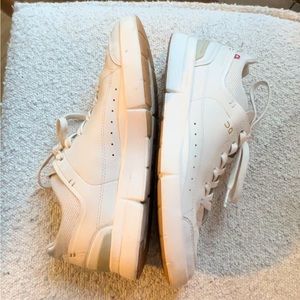 On. Running the Roger Centre Court Sneakers, White